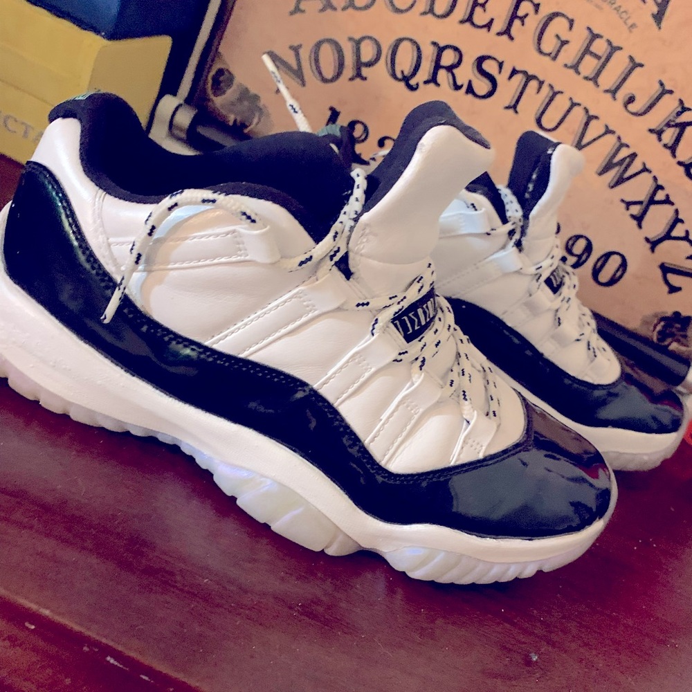 Size 9 - Jordan 11 Retro Low Emerald, Easter 2018